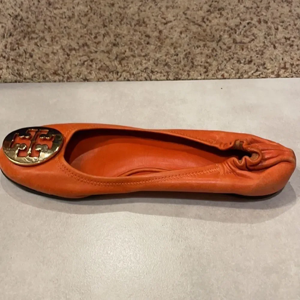TORY Burch woman’s orange Right flat only